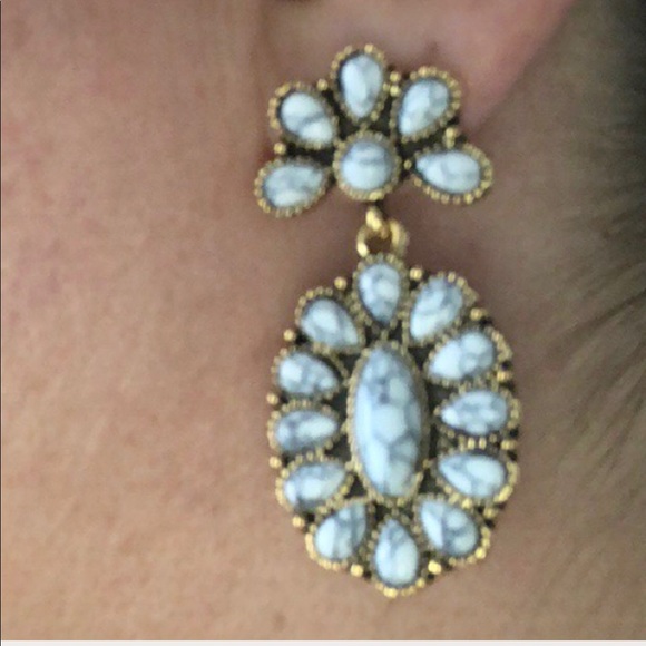 LAST ONE ‼️Vintage Gold Plated Marble Earrings - Picture 5 of 7